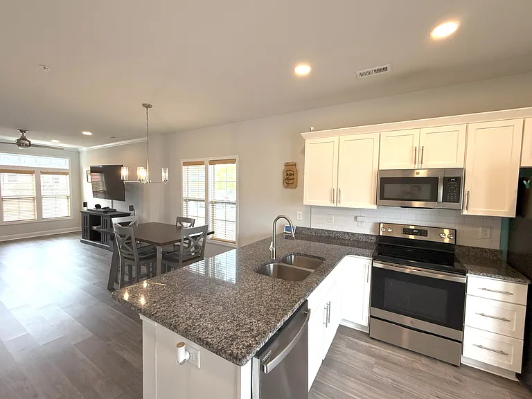 812 Moen Pl #A — Photo 1