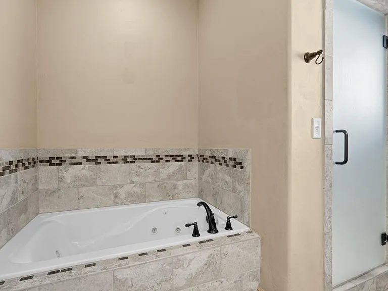 2612 Eastview Dr — Photo 24