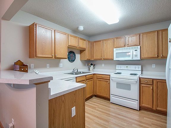 5th image of 190 Emerson Ave E