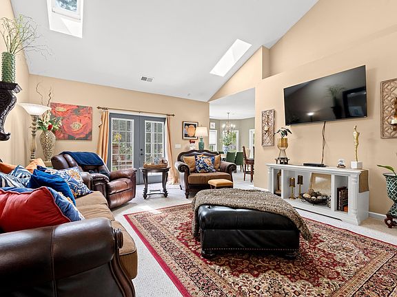 5th image of 1402 Foxtail Dr.
