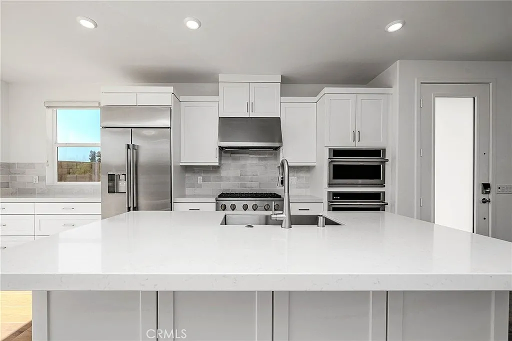 3 bed, 2.5 bath, 2011 sqft, $6,000 — Photo 1