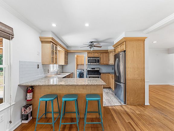 5th image of 202 Providence Ct