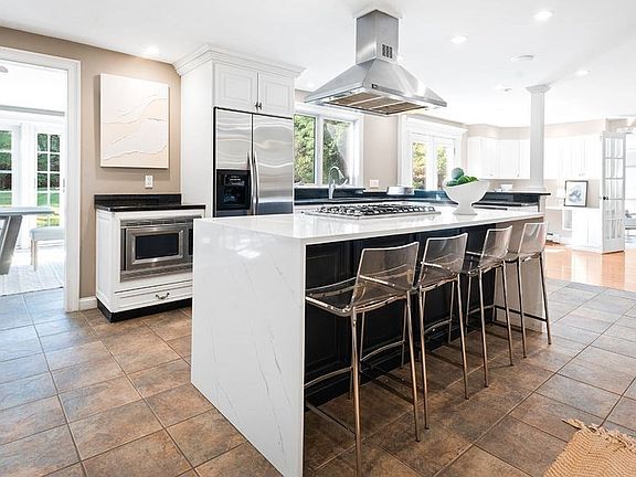 3rd image of 10 Stop River Rd