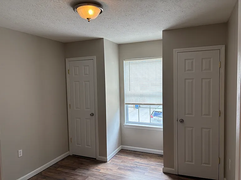 100 Laurel Ln — Photo 8