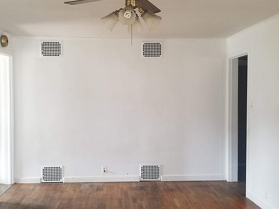 3rd image of 225 E 10th St