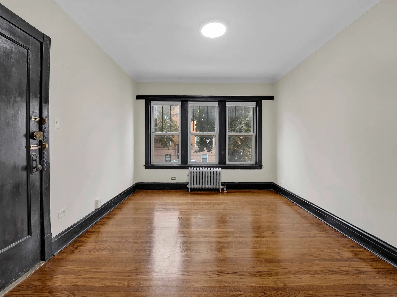 4744 W Roscoe St — Photo 2