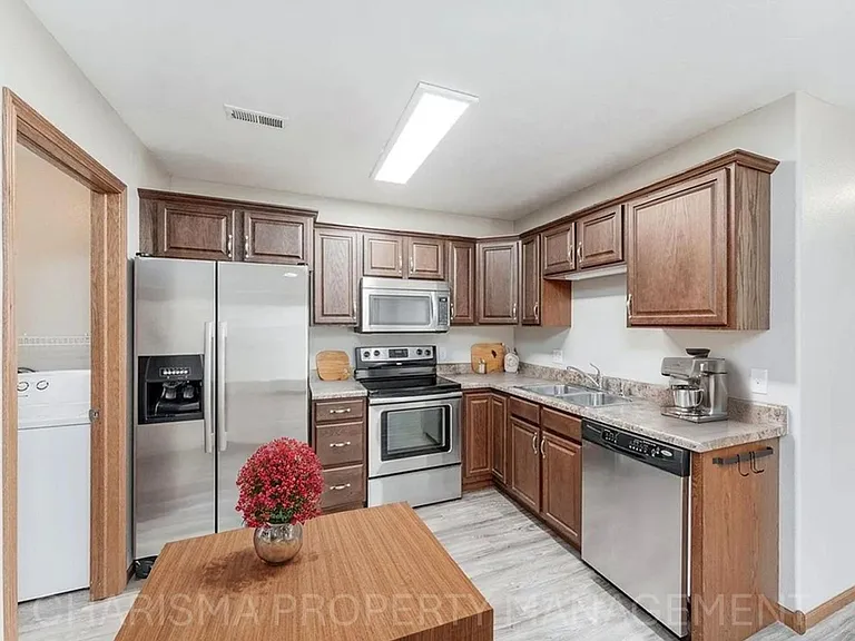 350 S 6th St — Photo 13