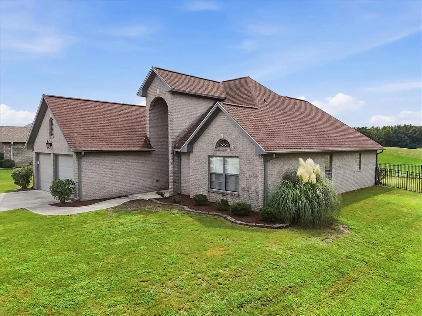 4 bedroom, 3 bath brick home located on the 16th green of Castle Bay Country Club — Photo 1