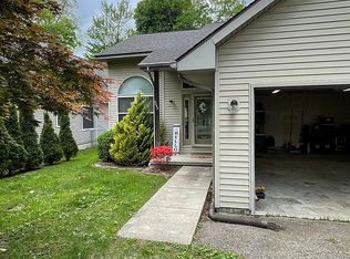 4032 Oak Knoll Rd, Waterford, MI 48328