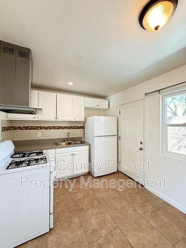 2 bed, 1.0 bath, $1,550 — Photo 4
