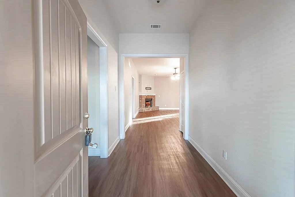 4 bed, 2.0 bath, 2016 sqft, $2,800 — Photo 4