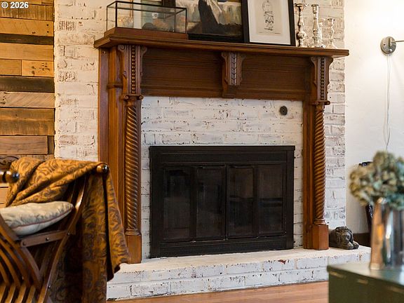5th image of 1036 NE Cowls St