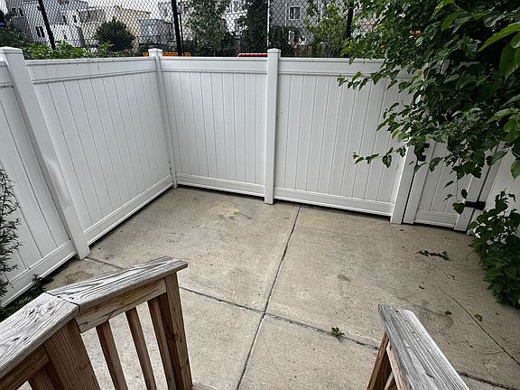 5th image of 2530 N Howard St #2
