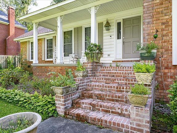 3rd image of 407 Hastings Place