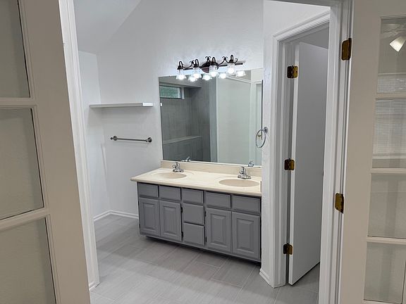 5th image of 1620 Victoria Pl