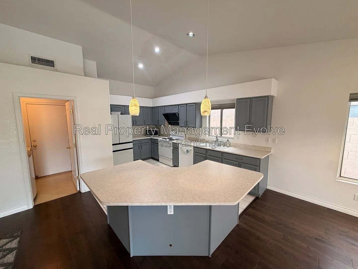 3 bed, 2.0 bath, 1465 sqft, $2,395 — Photo 2