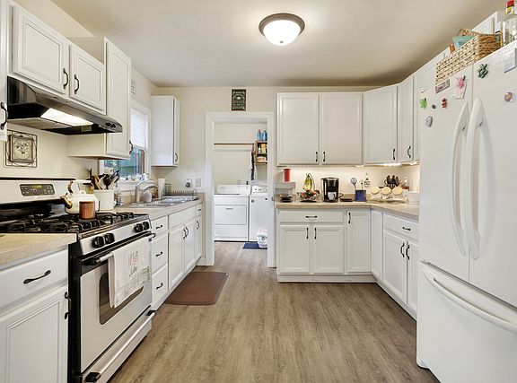 5th image of 223 Ellen St