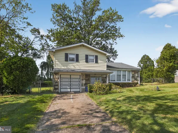 116 Delia Ln, Philadelphia, PA 19115