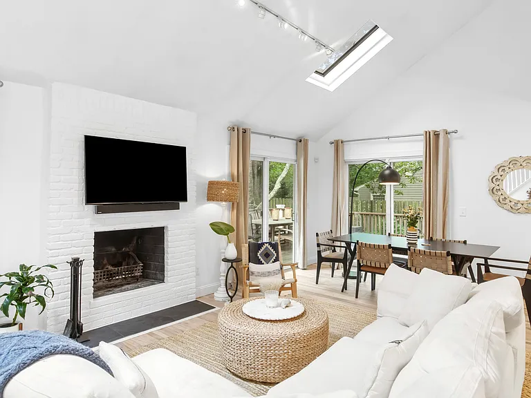 35 Kings Point Rd — Photo 4