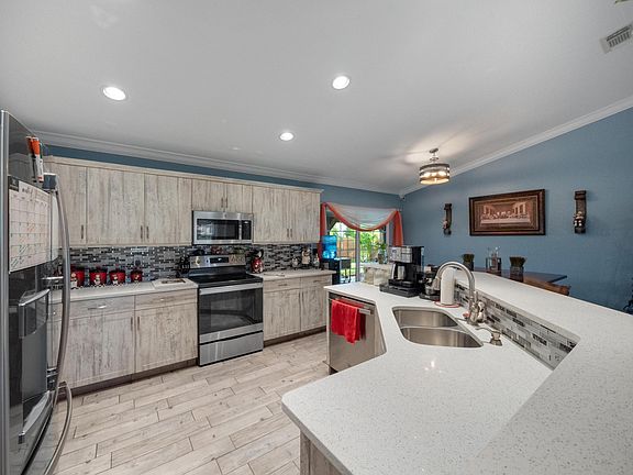 4th image of 521 SE Voltair Terrace