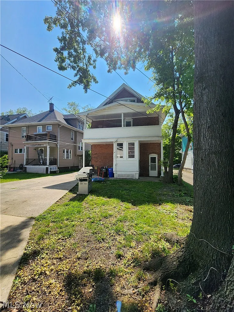2 bed, 1.0 bath, $1,200 — Photo 2