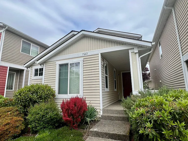 7542 Traditions Ave NE — Photo 1