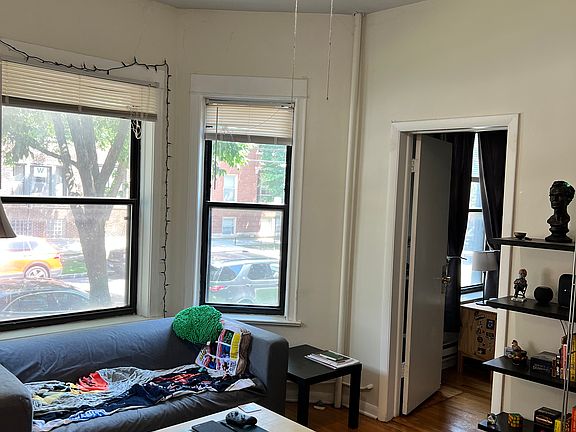 3rd image of 915-917 W Waveland Ave #1AW