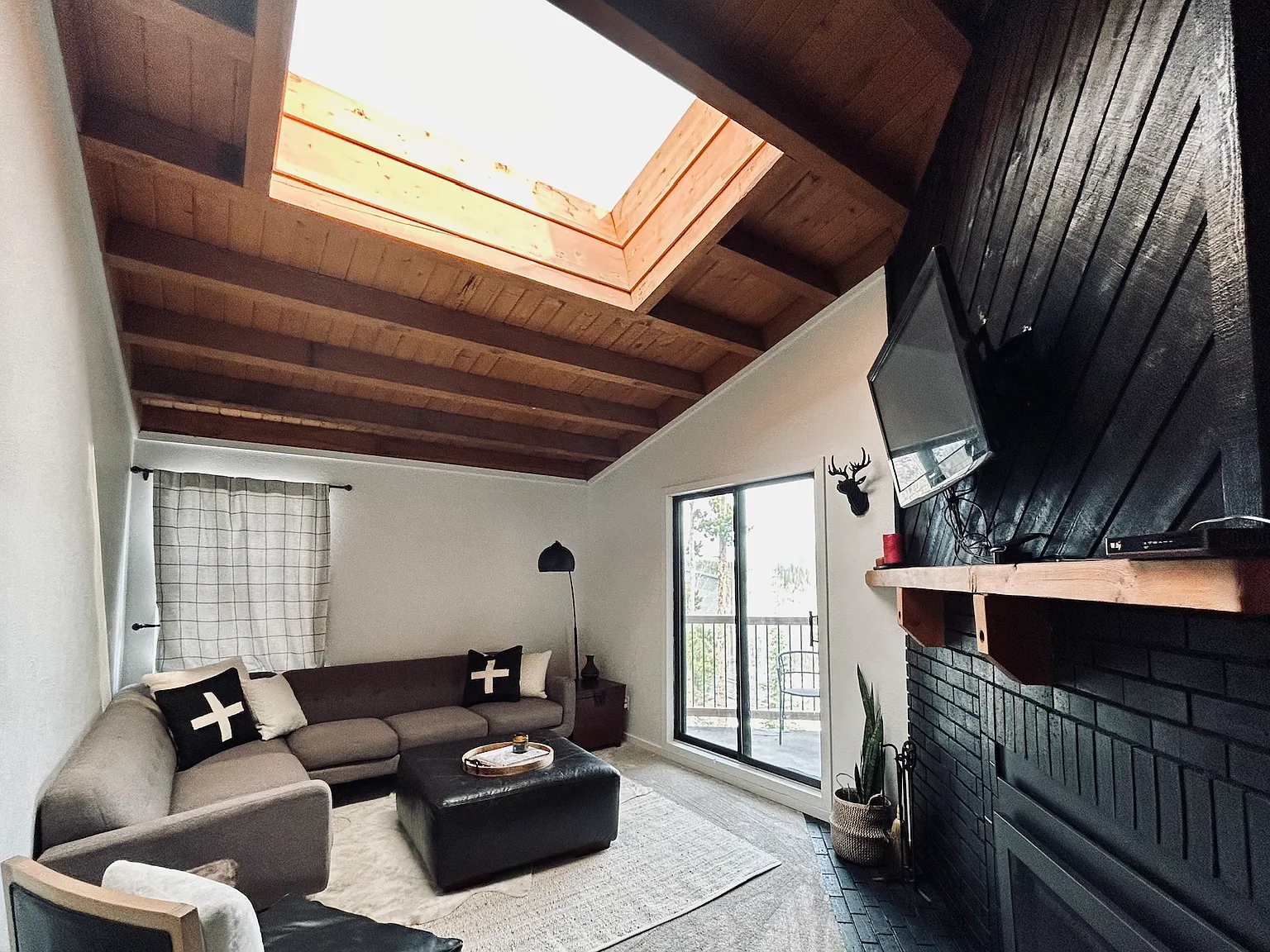 2 bed, 900 sqft, $3,000 — Photo 1