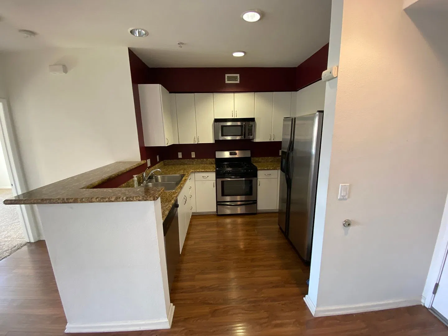 Cozy 2 Bedroom 2 Bathroom Unit — Photo 3