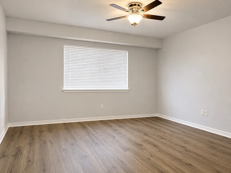 Ambassador House Apartments — Photo 37