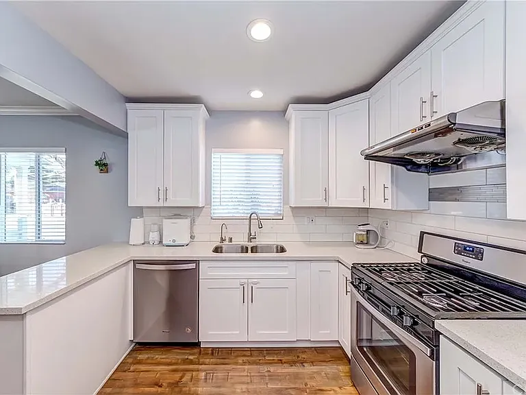 6528 Beeman Ave — Photo 2