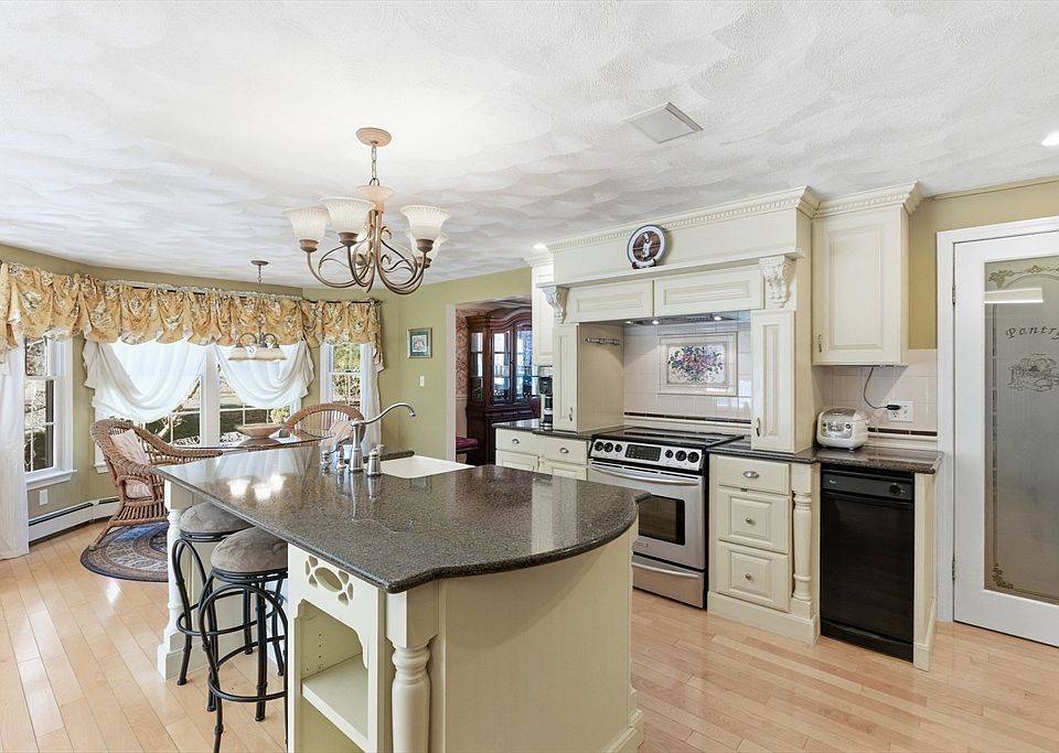 1st image of 15 Nichols St