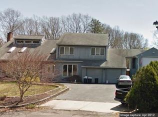 8 Thunderbird Ct, Shoreham, NY 11786