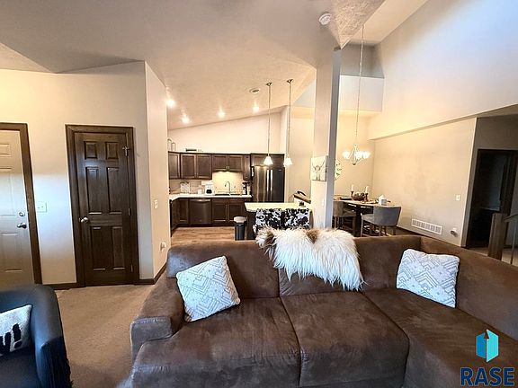 5th image of 115 E Ivy Rd