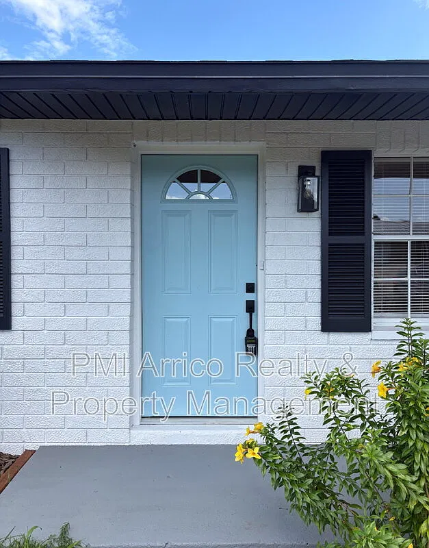 3 bed, 2.0 bath, 1184 sqft, $2,195 — Photo 2
