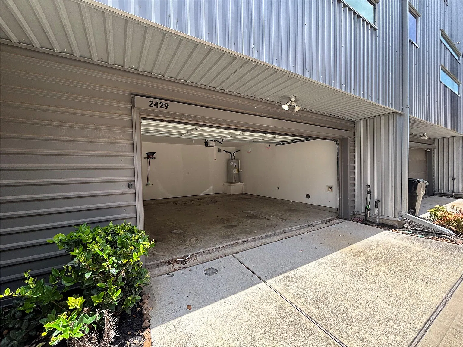 2 bed, 2.5 bath, 2121 sqft, $2,250 — Photo 3