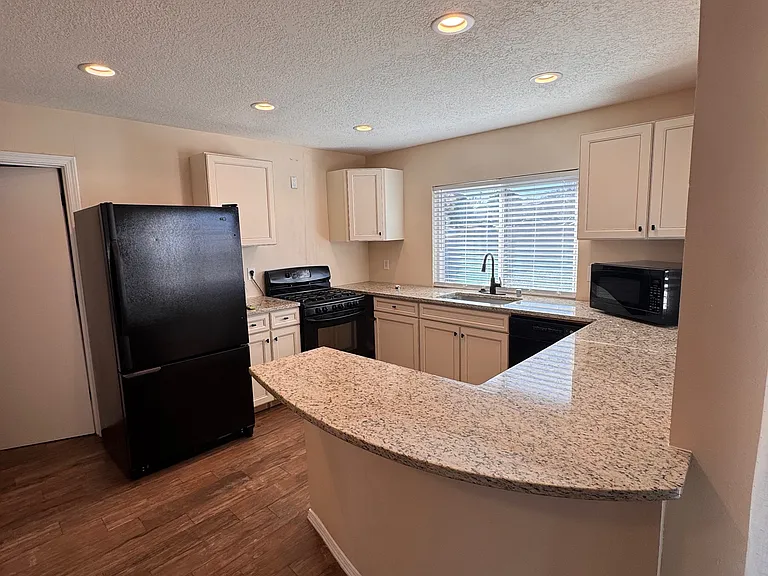 12120 Towner Ave NE — Photo 2
