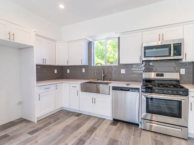 5142 Riverton Ave — Photo 12