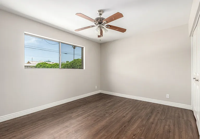 352 E Beatryce St — Photo 15