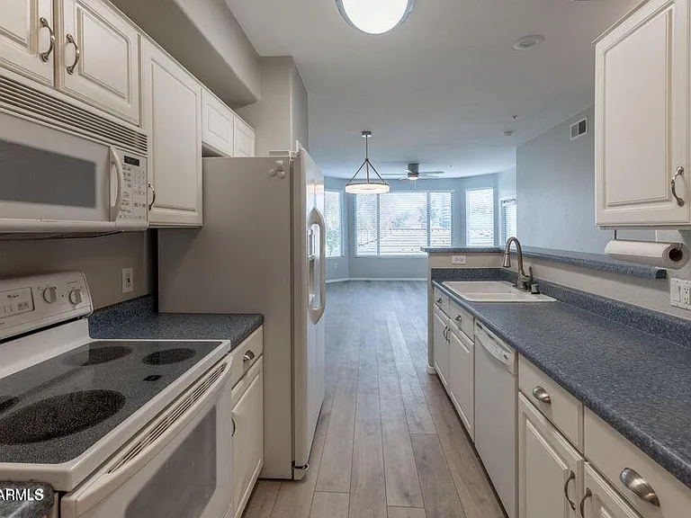420 W 1st St #211 — Photo 5