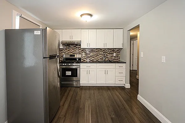 335 Gillette St — Photo 1
