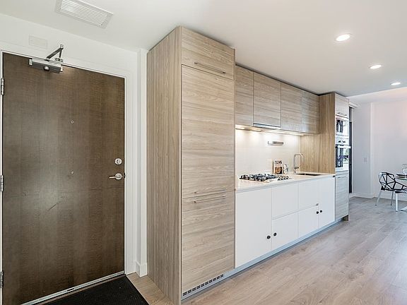 5th image of 523 King Edward Ave W #302