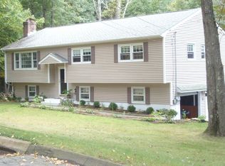 4 Fairchild Rd, Newtown, CT 06470