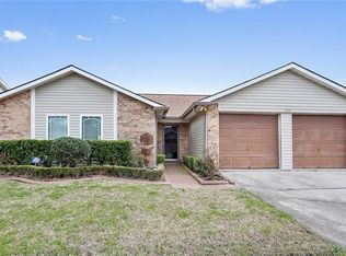 949 Kingsway Dr W, Gretna, LA 70056