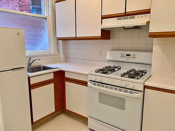 3rd image of 805 Bush St #212