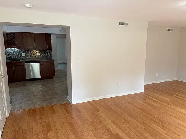 1 bed, 1077 sqft, $1,325 — Photo 2