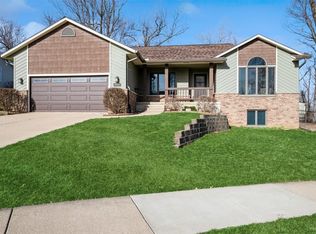 1922 Greentree Ct NW, Cedar Rapids, IA 52405