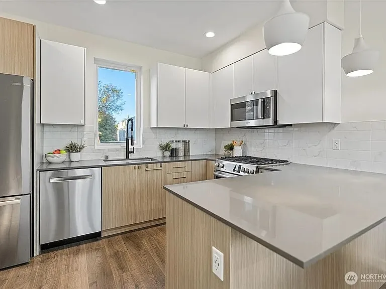 2310 W Newton St — Photo 13