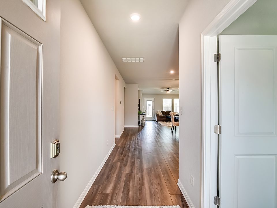 2nd image of 403 Grapefruit Rd