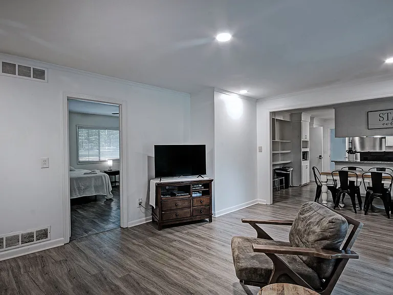 1015 Adkins Blvd — Photo 12